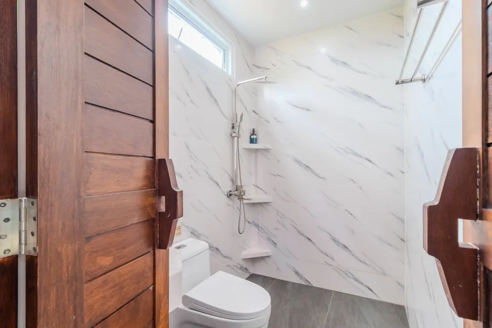 Serenity Pool House, an en-suite bathroom